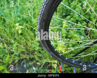 Einbauen der Kamera auf dem Rad, die Punktion der Bike, die Bohrung in dem Rad Stockfoto