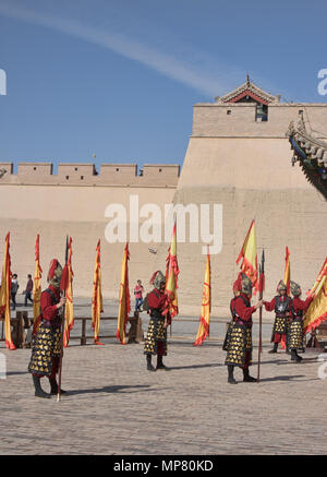 Ming Dynastie wachen Reenactment in Jiayuguan Fort am Jiayu Pass, Jiayuguan, Gansu, China Stockfoto