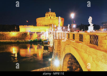 Rom, Italien, 14. Oktober 2016: Schloss der Heiligen Engel und Ponte Sant Angelo Brücke über den Tiber in Rom, Italien. Es wird auch als Br genannt Stockfoto