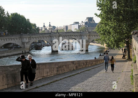 Menschen zu Fuß auf dem Kai in Pariser Straßenszene und Blick auf die Pont Neuf Brücke entlang dem linken Ufer der Seine in Paris Frühling KATHY DEWITT Stockfoto