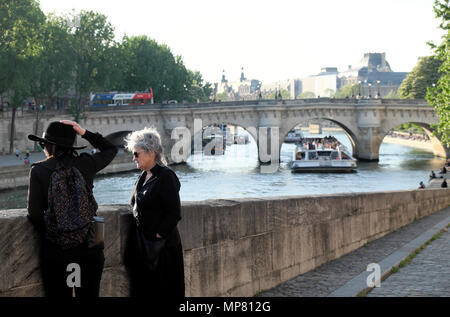 Frauen am Kai und Blick auf die Brücke Pont Neuf am linken Ufer der seine in Paris Spring KATHY DEWITT Stockfoto