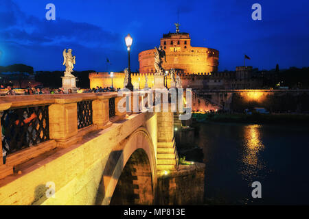 Rom, Italien, 14. Oktober 2016: Schloss von heiligen Engel mit Ponte Sant Angelo Brücke über den Tiber in Rom in Italien. Es ist auch unter dem Namen Stockfoto