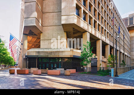 Washington D.C., USA - Mai 2, 2015: J.Edgar Hoover Gebäude mit Flaggen, die in Washington, USA befindet. Es ist Hauptgebäude des Fbi Stockfoto