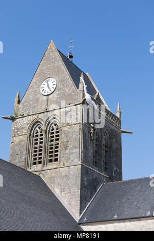 Sainte-Mere-Eglise, Normandie, Frankreich, 15. Mai 2018 DDAY Denkmal für die amerikanischen Fallschirmjäger' John Steele' auf der Spitze des Kirchturms Stockfoto