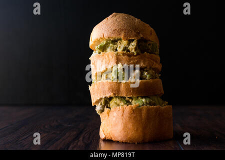 Panettone Sandwich mit Avocado Salat. FastFood. Stockfoto