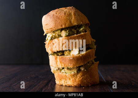 Panettone Sandwich mit Avocado Salat. FastFood. Stockfoto