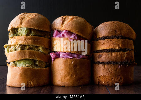 Panettone Sandwiches mit Avocado, Rotkohl Salat und Tapenade Olive einfügen. FastFood. Stockfoto