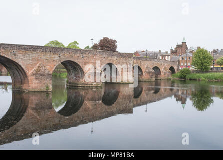 Blick auf die historische Devorgilla Bridge über den Fluss Nith im Stadtzentrum von Dumfries, Schottland. Stockfoto