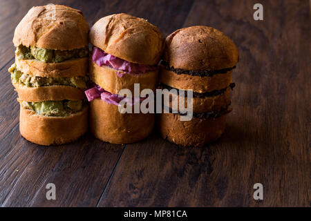 Panettone Sandwiches mit Avocado, Rotkohl Salat und Tapenade Olive einfügen. FastFood. Stockfoto