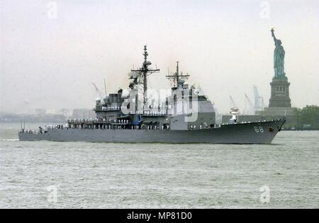 Die US-Marine Ticonderoga-Klasse geführte-missile Cruiser USS Anzio parow vorbei an der Freiheitsstatue in den Hafen von New York während der New York City Flotte Woche Parade von Schiffen, 26. Mai 2004 in New York City, New York. (Foto von Orlando Quintero über Planetpix) Stockfoto