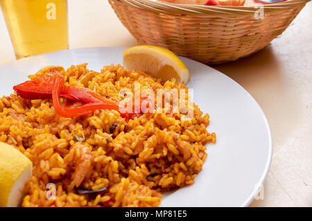 Italienische typisches Gericht von Reis gemäß der Tradition mit Gewürzen und Gemüse gekocht Stockfoto