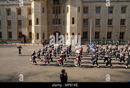 Bruno Peek OBE MVO OPR, Pageantmaster des QueenÕs Diamond Jubilee Beacons, sorgen für die sichere Aufbewahrung der Tower von London das Jubiläum Crystal Diamond, die Ihre Majestät die Königin wird die Nationale Rundumleuchte am Montag, den 4. Juni, als Teil des Diamantenen Jubiläum Feiern zum 1. Mai 2012 --- Bild von: © Paul Cunningham Stockfoto