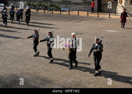 Bruno Peek OBE MVO OPR, Pageant Meister des QueenÕs Diamond Jubilee Beacons, sorgen für die sichere Aufbewahrung der Tower von London das Jubiläum Crystal Diamond, die Ihre Majestät die Königin wird die Nationale Rundumleuchte am Montag, den 4. Juni, als Teil des Diamantenen Jubiläum Feiern zum 1. Mai 2012 --- Bild von: © Paul Cunningham Stockfoto