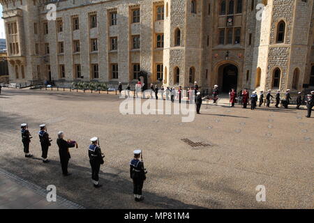 Bruno Peek OBE MVO OPR, Pageant Meister des QueenÕs Diamond Jubilee Beacons, sorgen für die sichere Aufbewahrung der Tower von London das Jubiläum Crystal Diamond, die Ihre Majestät die Königin wird die Nationale Rundumleuchte am Montag, den 4. Juni, als Teil des Diamantenen Jubiläum Feiern zum 1. Mai 2012 --- Bild von: © Paul Cunningham Stockfoto