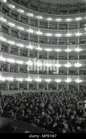 Die San Carol Oper Haus in Neapel, Italien mit Masse, Leistung, ca. 1940 s-50 s. Stockfoto