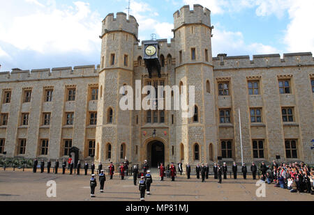 Bruno Peek OBE MVO OPR, Pageant Meister des QueenÕs Diamond Jubilee Beacons, sorgen für die sichere Aufbewahrung der Tower von London das Jubiläum Crystal Diamond, die Ihre Majestät die Königin wird die Nationale Rundumleuchte am Montag, den 4. Juni, als Teil des Diamantenen Jubiläum Feiern zum 1. Mai 2012 --- Bild von: © Paul Cunningham Stockfoto