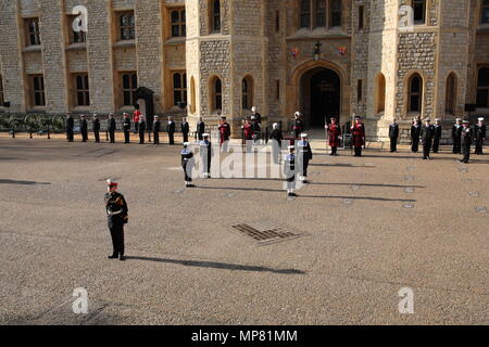 Bruno Peek OBE MVO OPR, Pageant Meister des QueenÕs Diamond Jubilee Beacons, sorgen für die sichere Aufbewahrung der Tower von London das Jubiläum Crystal Diamond, die Ihre Majestät die Königin wird die Nationale Rundumleuchte am Montag, den 4. Juni, als Teil des Diamantenen Jubiläum Feiern zum 1. Mai 2012 --- Bild von: © Paul Cunningham Stockfoto