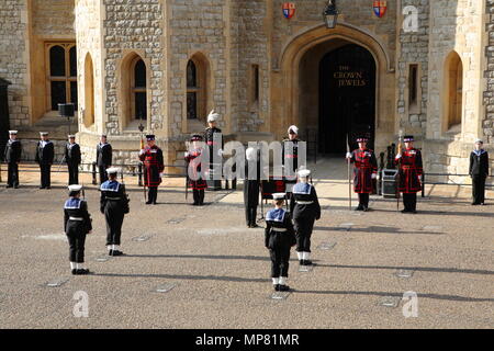 Bruno Peek OBE MVO OPR, Pageant Meister des QueenÕs Diamond Jubilee Beacons, sorgen für die sichere Aufbewahrung der Tower von London das Jubiläum Crystal Diamond, die Ihre Majestät die Königin wird die Nationale Rundumleuchte am Montag, den 4. Juni, als Teil des Diamantenen Jubiläum Feiern zum 1. Mai 2012 --- Bild von: © Paul Cunningham Stockfoto