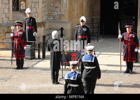 Bruno Peek OBE MVO OPR, Pageant Meister des QueenÕs Diamond Jubilee Beacons, sorgen für die sichere Aufbewahrung der Tower von London das Jubiläum Crystal Diamond, die Ihre Majestät die Königin wird die Nationale Rundumleuchte am Montag, den 4. Juni, als Teil des Diamantenen Jubiläum Feiern zum 1. Mai 2012 --- Bild von: © Paul Cunningham Stockfoto