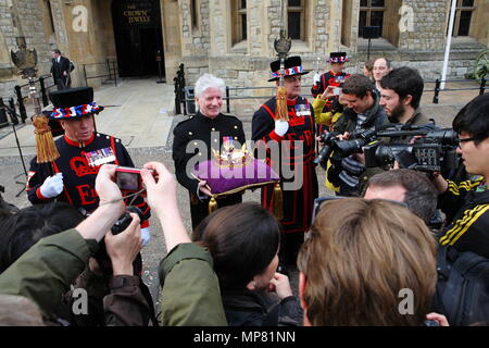 Bruno Peek OBE MVO OPR, Pageant Meister des QueenÕs Diamond Jubilee Beacons, sorgen für die sichere Aufbewahrung der Tower von London das Jubiläum Crystal Diamond, die Ihre Majestät die Königin wird die Nationale Rundumleuchte am Montag, den 4. Juni, als Teil des Diamantenen Jubiläum Feiern zum 1. Mai 2012 --- Bild von: © Paul Cunningham Stockfoto