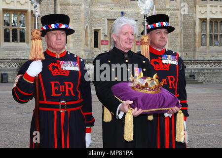 Bruno Peek OBE MVO OPR, Pageant Meister des QueenÕs Diamond Jubilee Beacons, sorgen für die sichere Aufbewahrung der Tower von London das Jubiläum Crystal Diamond, die Ihre Majestät die Königin wird die Nationale Rundumleuchte am Montag, den 4. Juni, als Teil des Diamantenen Jubiläum Feiern zum 1. Mai 2012 --- Bild von: © Paul Cunningham Stockfoto