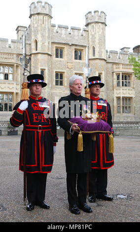 Bruno Peek OBE MVO OPR, Pageant Meister des QueenÕs Diamond Jubilee Beacons, sorgen für die sichere Aufbewahrung der Tower von London das Jubiläum Crystal Diamond, die Ihre Majestät die Königin wird die Nationale Rundumleuchte am Montag, den 4. Juni, als Teil des Diamantenen Jubiläum Feiern zum 1. Mai 2012 --- Bild von: © Paul Cunningham Stockfoto