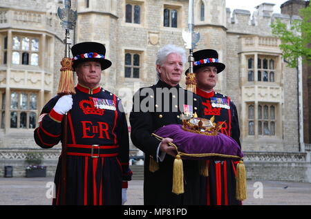 Bruno Peek OBE MVO OPR, Pageant Meister des QueenÕs Diamond Jubilee Beacons, sorgen für die sichere Aufbewahrung der Tower von London das Jubiläum Crystal Diamond, die Ihre Majestät die Königin wird die Nationale Rundumleuchte am Montag, den 4. Juni, als Teil des Diamantenen Jubiläum Feiern zum 1. Mai 2012 --- Bild von: © Paul Cunningham Stockfoto