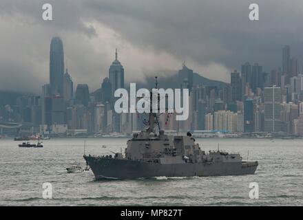 Die US-Marine der Arleigh-Burke-Klasse geführte Anti-raketen-Zerstörer USS Gridley Transite durch den Victoria Hafen 22. Mai, in Hongkong, China, 2011. (Foto von James R. Evans über Planetpix) Stockfoto