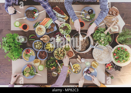 Leute genießen Familie Abendessen im vegetarischen Restaurant Stockfoto