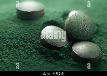 In der Nähe von Atisanal Spirulina Tabletten auf Pulver Hintergrund mit geringer Tiefenschärfe. Bild horizontal Stockfoto