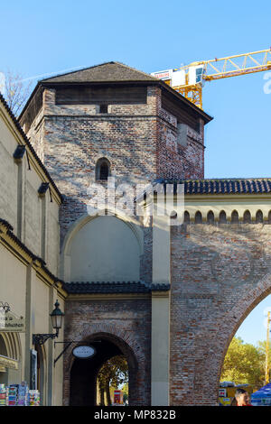 München, Deutschland - 20. Oktober 2017: Sendlinger Tor oder Sendlinger Tor, Reste der Stadtmauer, und Einzelhandelsgeschäfte vor Stockfoto