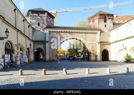 München, Deutschland - 20. Oktober 2017: Sendlinger Tor oder Sendlinger Tor, Reste der Stadtmauer, und Einzelhandelsgeschäfte vor Stockfoto