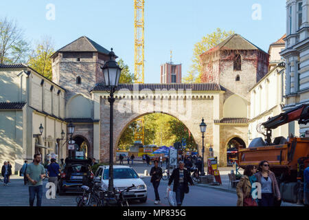 München, Deutschland - 20. Oktober 2017: Sendlinger Tor oder Sendlinger Tor, Reste der Stadtmauer, und Einzelhandelsgeschäfte vor Stockfoto