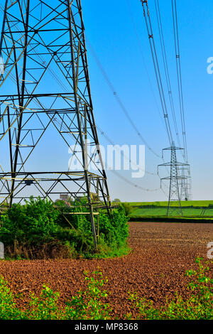 Strommasten Überquerung der South Gloucestershire, England Stockfoto