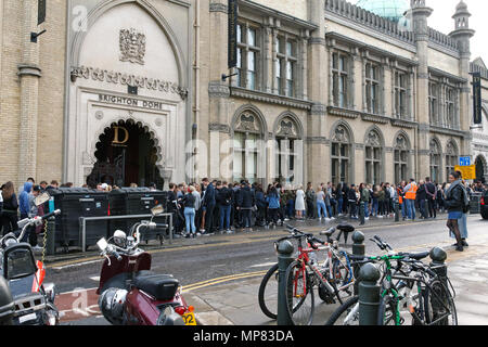 Brighton, Brighton, East Sussex, UK. Der Veranstaltungsort Häuser Brighton Concert Hall, Corn Exchange und das Studio Theater. Warteschlangen vor der Tür. Stockfoto