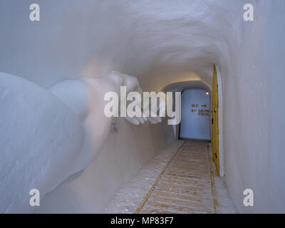 Eingang des Iglu-Dorf auf der Zugspitze, Bayern, Deutschland Stockfoto