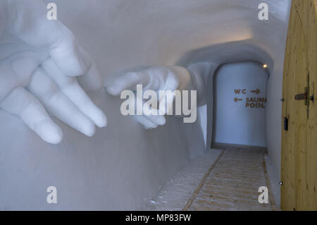 Eingang des Iglu-Dorf auf der Zugspitze, Bayern, Deutschland Stockfoto