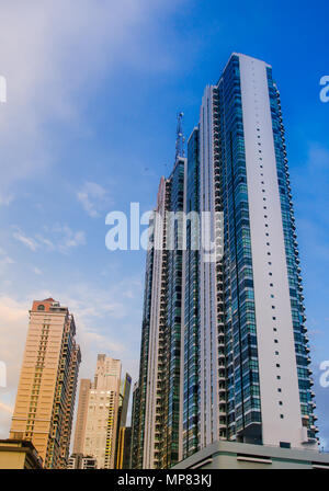PANAMA CITY, Panama - April 20, 2018: Die Schöne im Blick auf die Skyline von Panama City mit seinen Wolkenkratzern im Finanzdistrikt am Sonnenuntergang Stockfoto