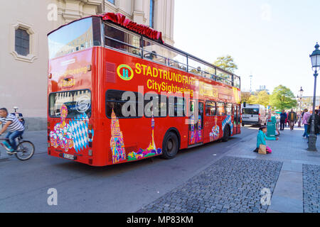 München, Deutschland - 20. Oktober 2017: Touristische Bus für Sightseeing in der Innenstadt Stockfoto