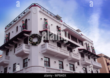 Im Blick auf die riesigen weißen spanischen Haus im Kolonialstil mit christmast schmücken und Schmiedeeisen und Pflanzen in dowtown von Casco Viejo gelegen, in der Innenstadt gelegen Stockfoto