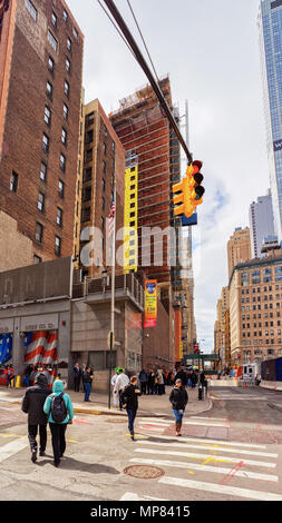 New York, Vereinigte Staaten - 24 April 2015: Street View in Midtown Manhattan am 24. Straße, New York City, USA. Stockfoto