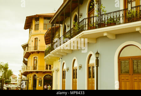 PANAMA CITY, Panama - April 20, 2018: Die schöne Spanische Haus im Kolonialstil mit Schmiedeeisen und Pflanzen, Casco Viejo während ein prachtvoller bewölkten Tag in der Stadt Stockfoto