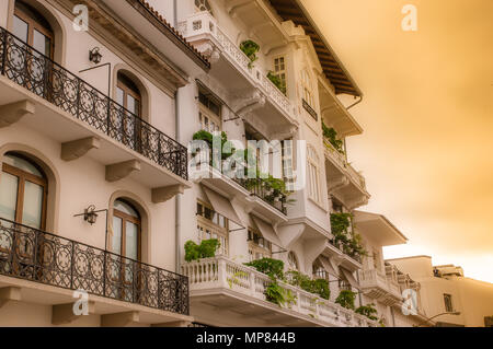 PANAMA CITY, Panama - 20. APRIL 2018: Im freien Blick auf die wunderschönen spanischen Haus im Kolonialstil mit schmiedeeisernen und Pflanzen in dowtown in der Casco Viejo in der Stadt gelegen Stockfoto