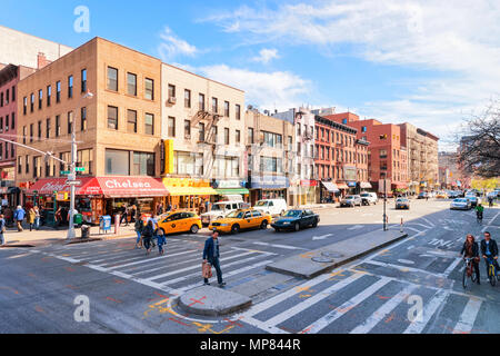 New York, Vereinigte Staaten - 25 April 2015: 8th Avenue ist eine Hauptverkehrsstraße in Richtung Süden auf der West Side von Manhattan in New York City, USA Stockfoto