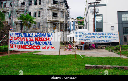 PANAMA CITY, Panama - 20. APRIL 2018: Buchungsinformationen Zeichen vor den Gebäuden der Casco Viejo Beschweren der Rechte an der Panama goberment im historischen Viertel Stockfoto