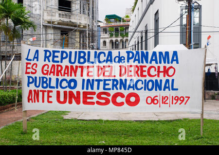 PANAMA CITY, Panama - 20. APRIL 2018: Buchungsinformationen Zeichen vor den Gebäuden der Casco Viejo Beschweren der Rechte an der Panama goberment im historischen Viertel Stockfoto