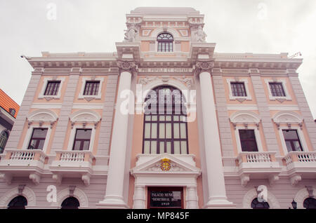 PANAMA CITY, Panama - April 20, 2018: Schöne Präsidentenpalast, Palacio de Las Garzas, Casco Viejo, historischen Stadtzentrum Stockfoto