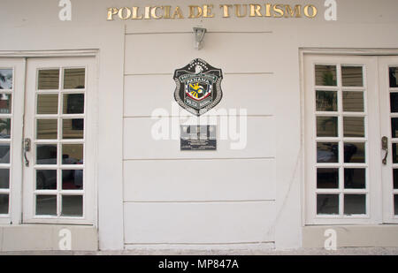 PANAMA CITY, Panama - 20. APRIL 2018: Im freien Blick auf die weissen Polizei spanische Gebäude mit einem Schild der nationalen Polizei von Panama in der Casco Viejo gelegen in der Stadt Stockfoto