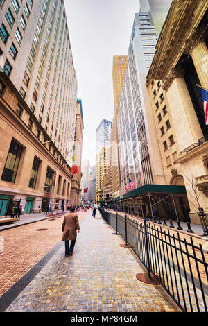 New York, Vereinigte Staaten - 25 April 2015: Federal Hall an der Wall Street in Lower Manhattan, New York City, USA. Es war uns Custom House. Vor dem Gebäude t Stockfoto