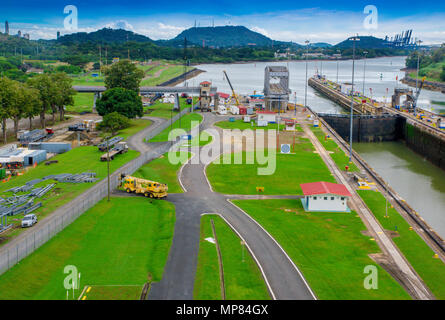 PANAMA CITY, Panama - 20. APRIL 2018: Der Panamakanal ist eine künstliche 48-Meile 77 km Wasserstraße in Panama, die den Atlantik mit dem Pazifik verbindet Stockfoto